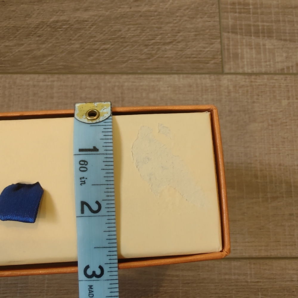 Authentic Louis Vuitton Small Gift Box with Ribbon and Cards - Picture 5 of 12
